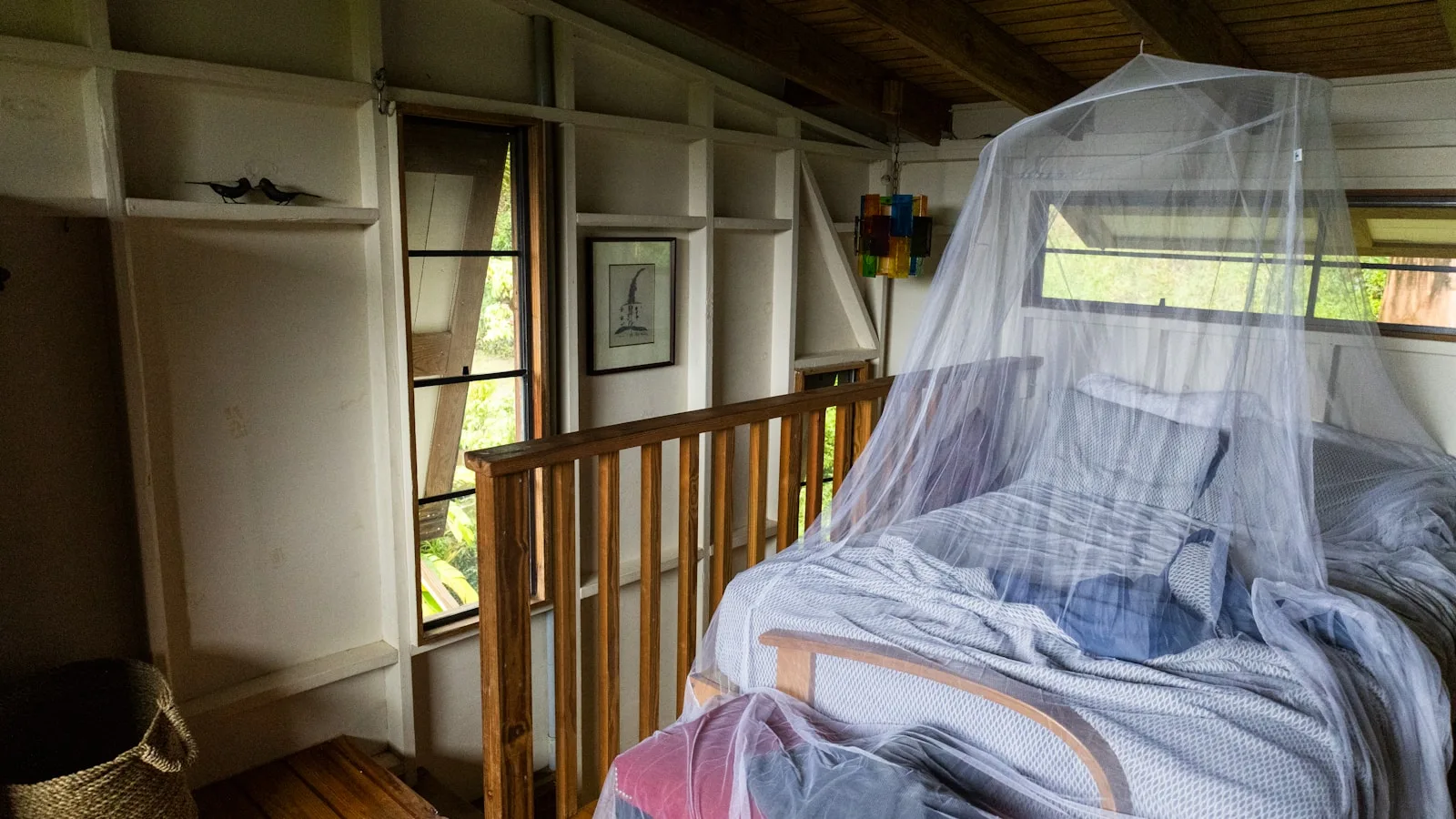 Moustiquaire à la fenêtre d'une chambre en Crète