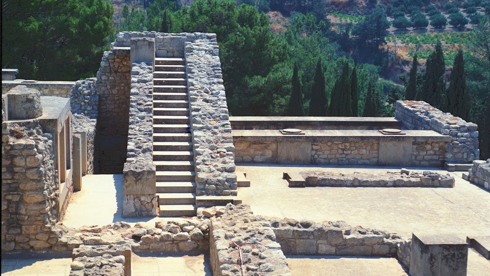 Ruines du palais minoen de Phaistos face à la plaine de la Messara en Crète