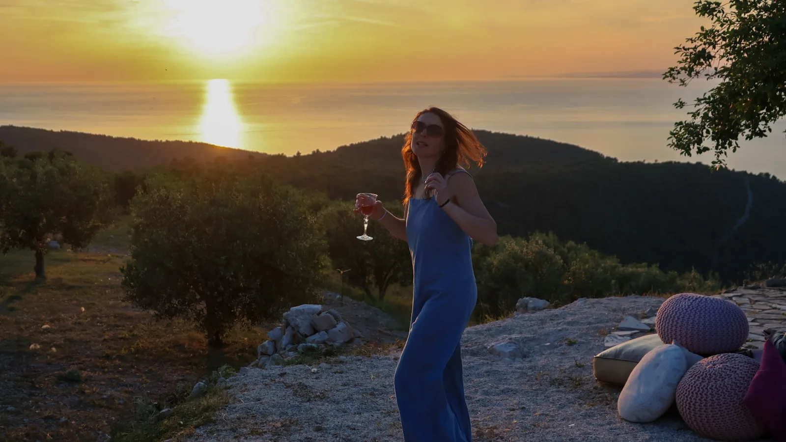 Verres de vin rouge et blanc sur fond de vignes et paysage crétois
